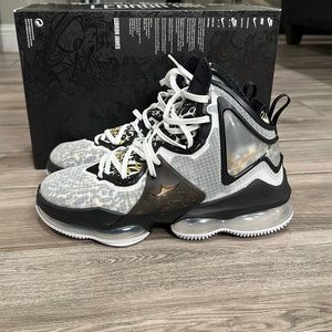 LeBron 19 white/metallic gold-black